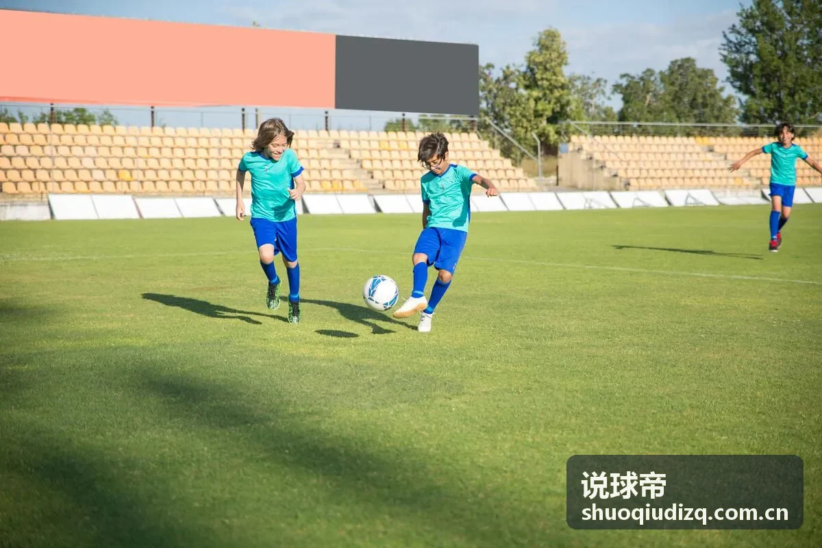 说球帝分析曼城边后卫内收战术的攻防转换